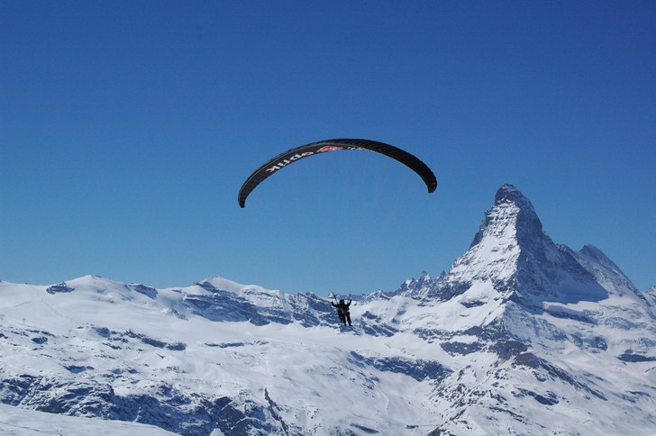 Sofia flyger högt på perfekta vindar.. Foto: Patrick. Åkare: Sofia.