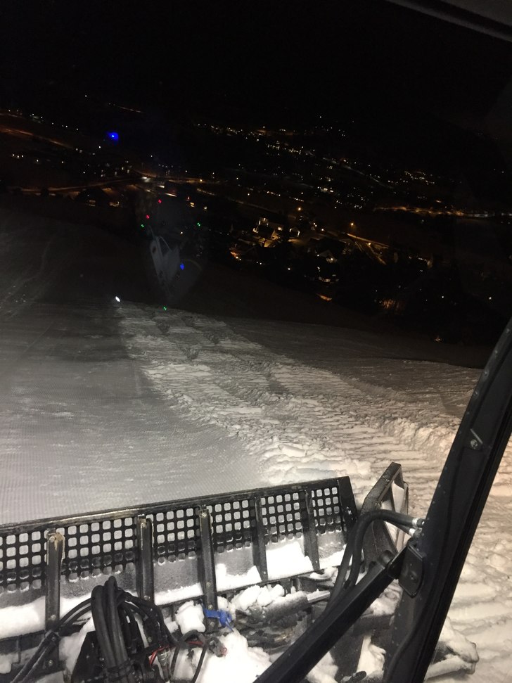 Et lite lag med styresnø
Bakken ble preppet i gå.