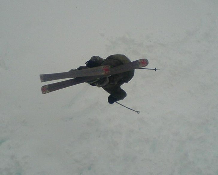 En backflip på en liten kick jag byggde utan för. Foto: Far. Åkare: Pontus Hessle.