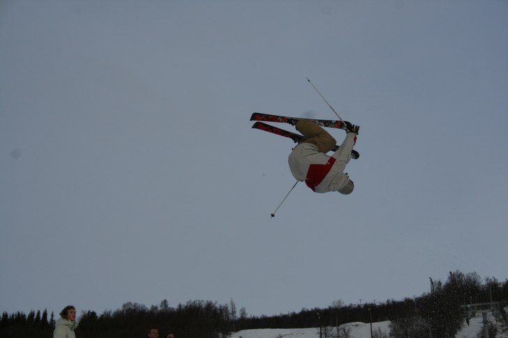 fjor årets første snø! bygde en liten kicker og. Foto: ?. Åkare: jonna, min lærer.