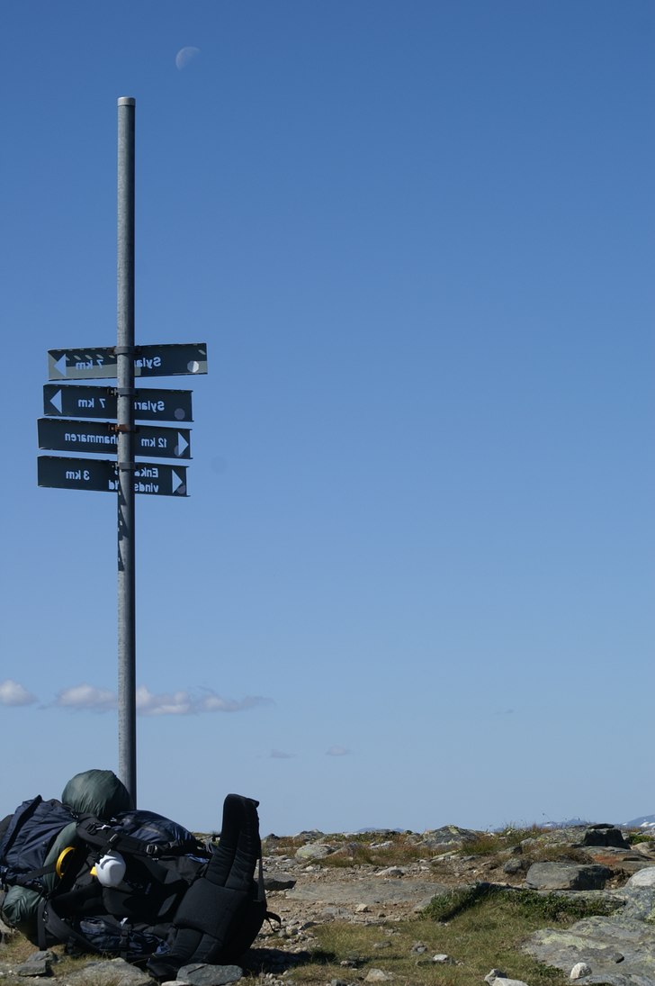 fika vid en skylt.... Foto: ludde larsson.