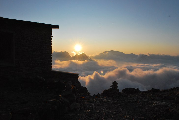 Solnedgång ovanför molnen vid Albert premierhytt. Foto: Max Ahlberg.