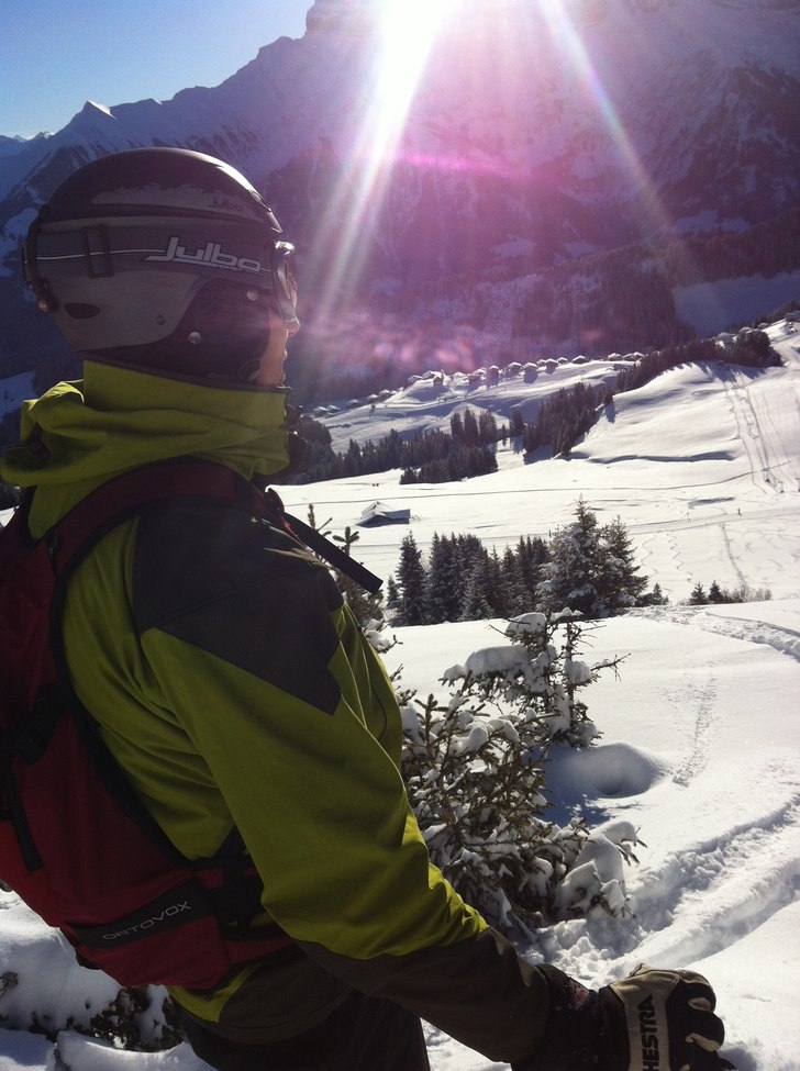 Långt nere i dalen syns spåren där vi kommer ut. Foto: Michael Andersson. Åkare: Mathias Andersson.