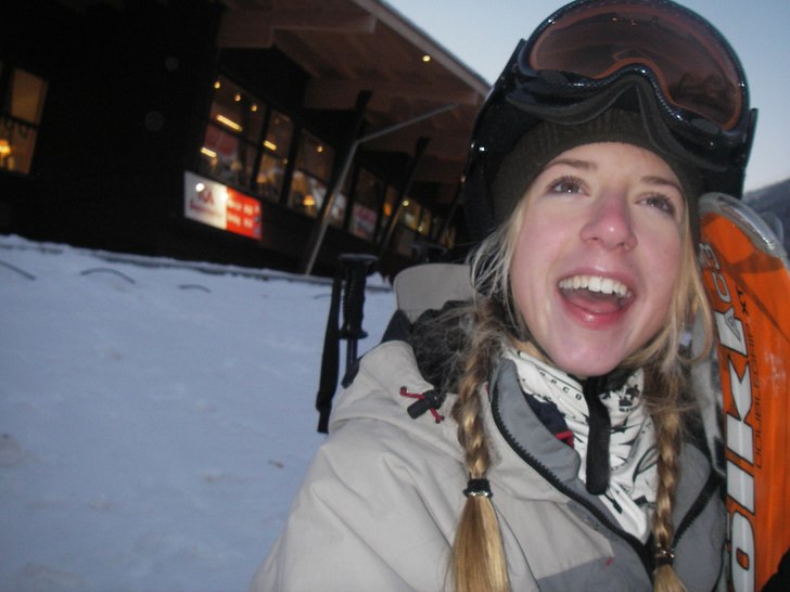 En liten hog fore aker skidor. Foto: Karin Landstrom. Åkare: Annika Juhlin.