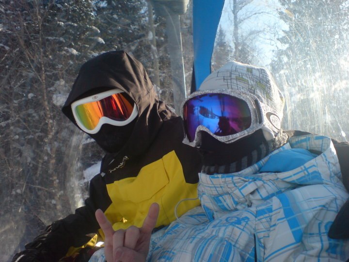 Cola grabbar i liften. Foto: Polarn Mackan. Åkare: Jag, peter.