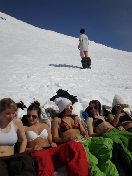 Gabbe takes a pee and jonas took a shot. Foto: jonas. Åkare: Anna, Fredrika, Emma, Elin, Michan och Gabbe.