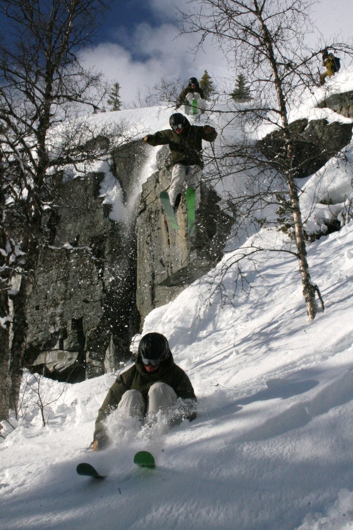 ett skapligt högt klipphopp i min mening - sjukt . Foto: Douglas Hedin. Åkare: Fredrik Eliasson.