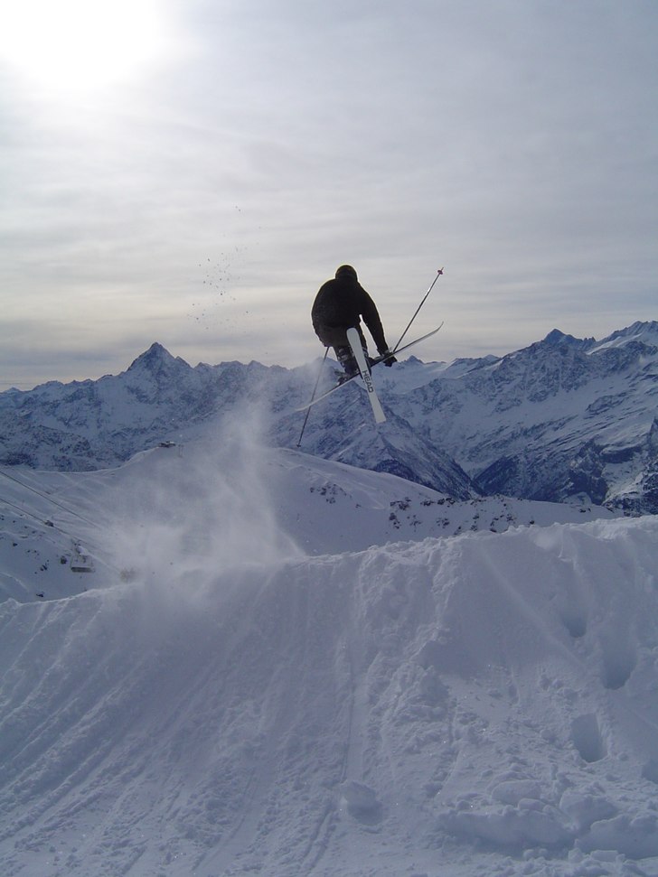 Ett naturligt hopp i offpisten. Foto: Filip Gepertz. Åkare: David Albenius.