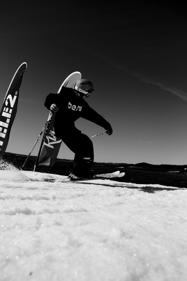Simon switchar ut till ladningen mot andra hoppet . Foto: Nicke Jacobsson. Åkare: Simon Ericson.