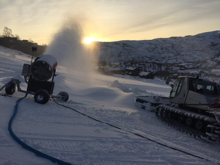 Kjører 3 heiser fredag
Har produsert snø på top.