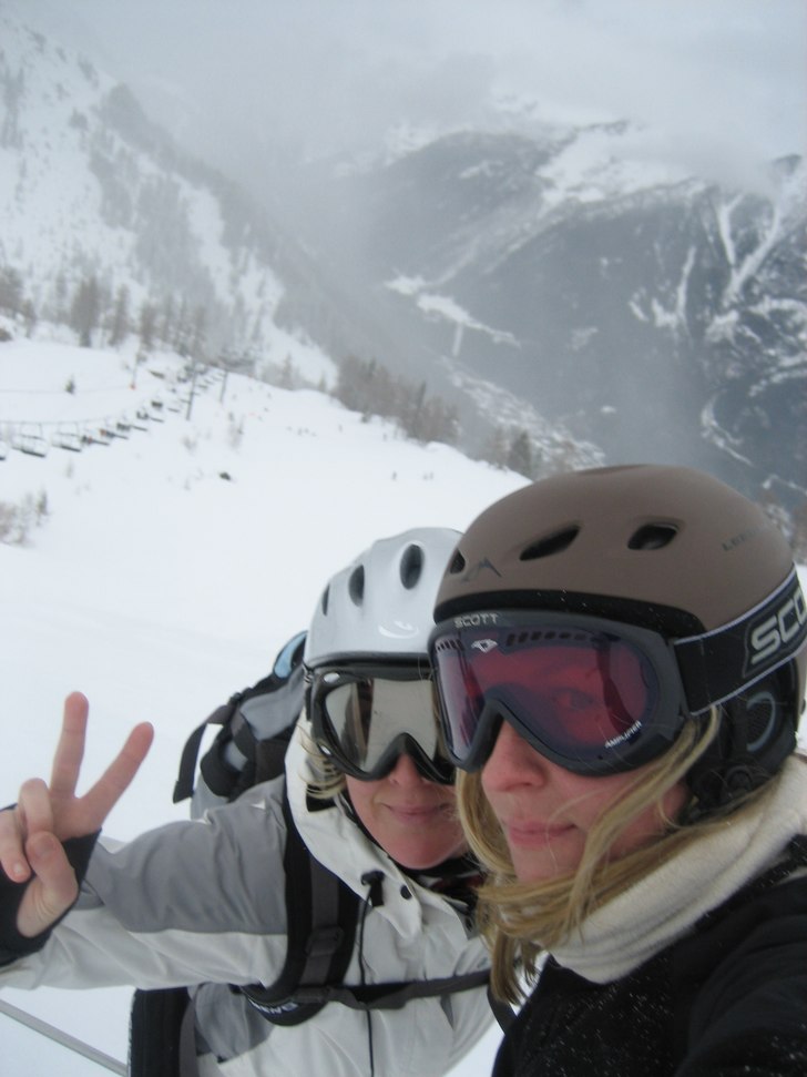 schnasena är ute och fräser puder bland fragglar. Foto: anna johansson. Åkare: anitan och estrid - hardcore superstars.