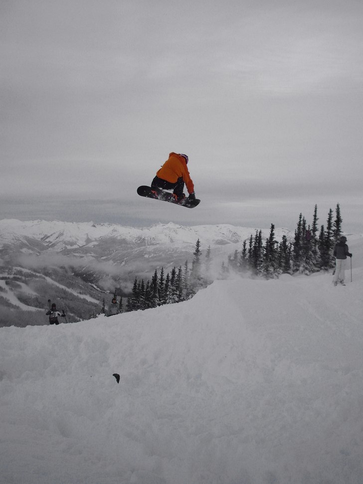 En go nosebone på ett backcountryhopp i 7th Heave. Foto: Jens Andersson. Åkare: Emil Rydell.
