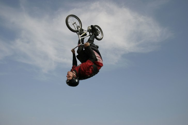 Hjo dirtjump session... backflip på 16". Foto: Ulrik Brandt. Åkare: Andreas Jacobsson.