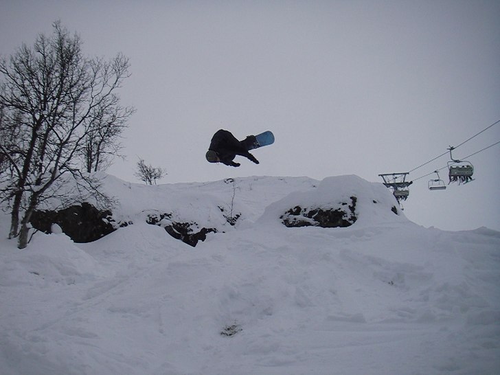 Backflip på ett skönt hopp precis under sittlift. Foto: Tobias Boberg. Åkare: Miff.