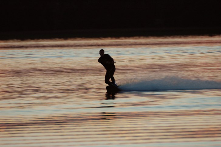 Sensommarkväll, bleke och wakeboard. The perfect . Foto: Sofie Lindberg. Åkare: KarlRagnar Hennersten.