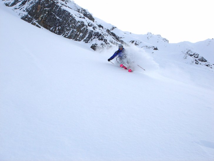 En snöig dag i Whistler med Advokat Olsson bakom . Foto: Markus Olsson. Åkare: Mikael Thorn.