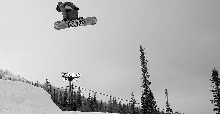 Snöööööö, grått, men mjuk landning. Thunder. Foto: Timmy Kristoffersson. Åkare: Niklas Askmyr.