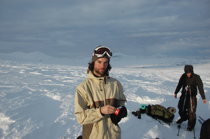 På väg till gåsen, slitsam vandring kräver pau. Foto: Emil Viklund. Åkare: Daneil Kalin.