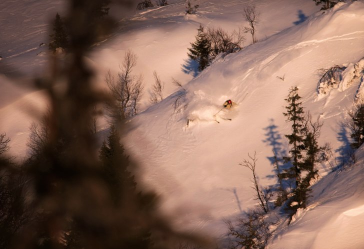 Här kör jag en ränna i skymningsljuset i Duved,. Foto: Sebastian Karpowicz. Åkare: Sebastian Karpowicz.