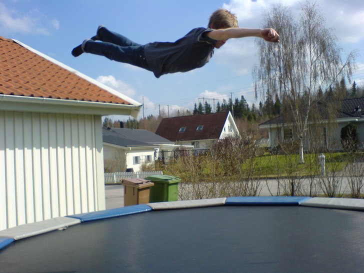 krille leker att han är stålmannen. Foto: jag. Åkare: krille.