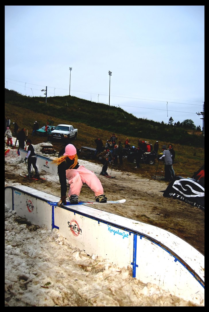 B/S Tail slide "Med en gnutta grab". Foto: Emil Lindström. Åkare: Madeleine Eriksson.