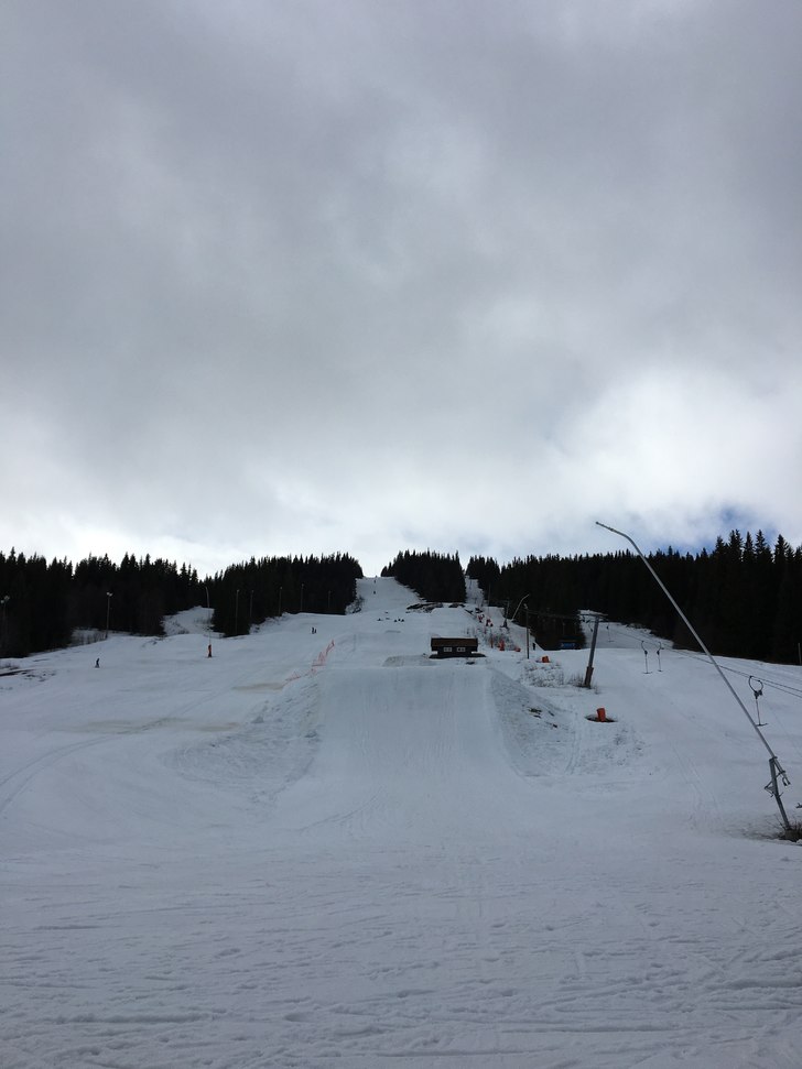 Fint påskeføre med slushsnø i bunn og nysnø p�.