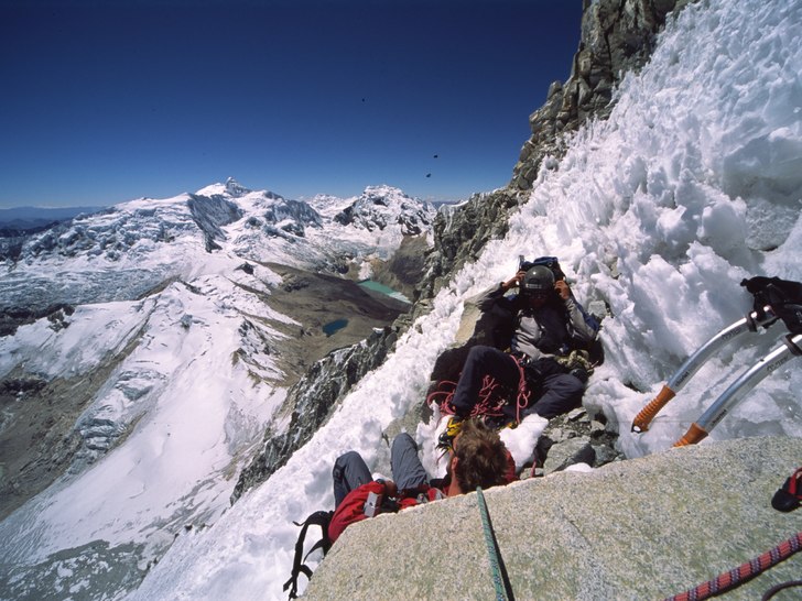 Paus i morgonsolen, Ranrapalca (6162m) N-spur Smps. Foto: Erik Rodesjö. Åkare: Martin och Thad.