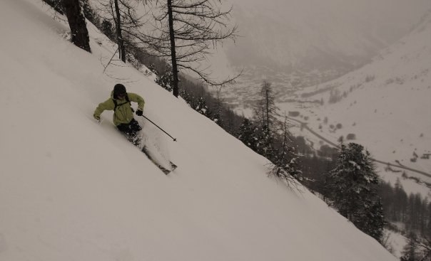 En herlig pudderdag i White Rabbit, med utsikt ove. Foto: Simen Sundt. Åkare: Rune Nyheim.