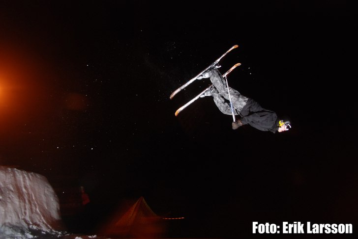 Polarn gör backflip och han ser en femma i landni. Foto: Erik . Åkare: Patrik Stening.