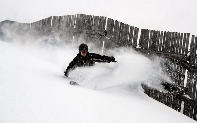 Mycket snö i luften gjorde att jag medvetet la la. Foto: Johan Yveborg. Åkare: Johan Isaksson.