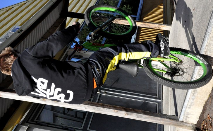 johan nöter lite cykel. Foto: Joakim Llull (jag). Åkare: Johan Rickling.