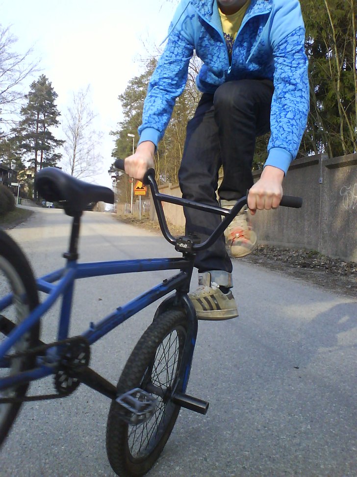 Footjam tailwhip. Foto: Björn Kling. Åkare: Mikael Häll.