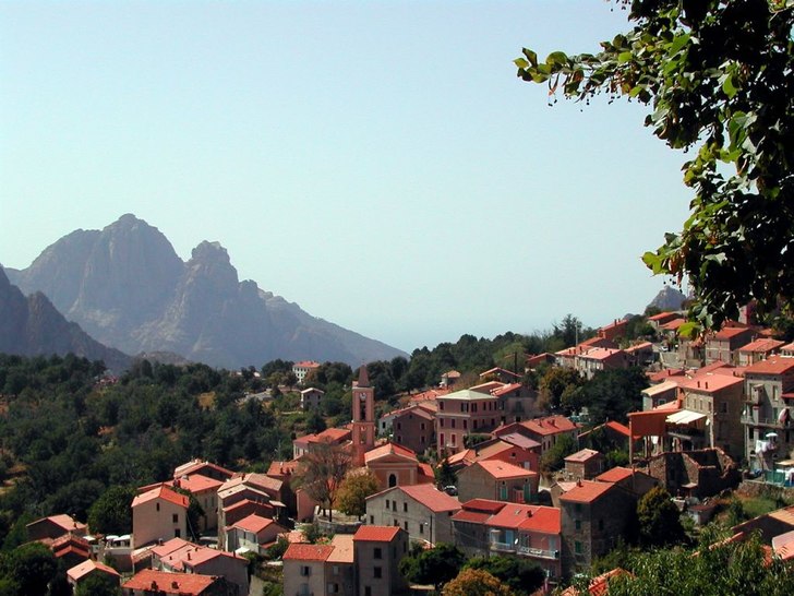 Evisa en väcker bergsby på Korsika. Det är 39 v. Foto: Mathias Moenne-Loccoz.