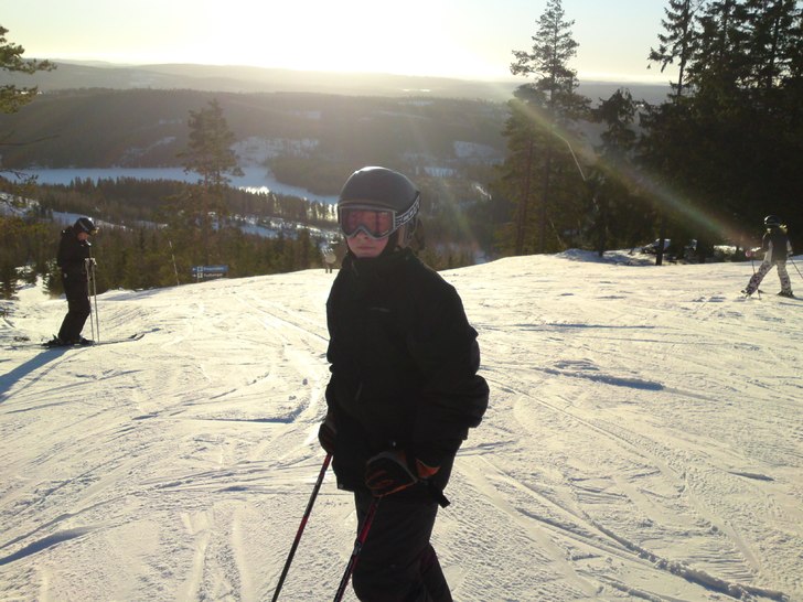 Ludvig vid toppen av Sydhanget Romme Alpin. Foto: Niclas Åslund. Åkare: Ludvig Åslund.