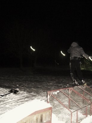 Bild från i vintras. Ställde upp några bandy m�. Foto: Elin Nilsson. Åkare: Jag.