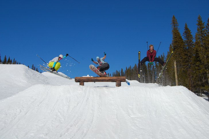 Slask-påsk-häng. Foto: Petter Lennartsson. Åkare: Georg Montelius, Alex Selander, Fredrik Nordqvist.