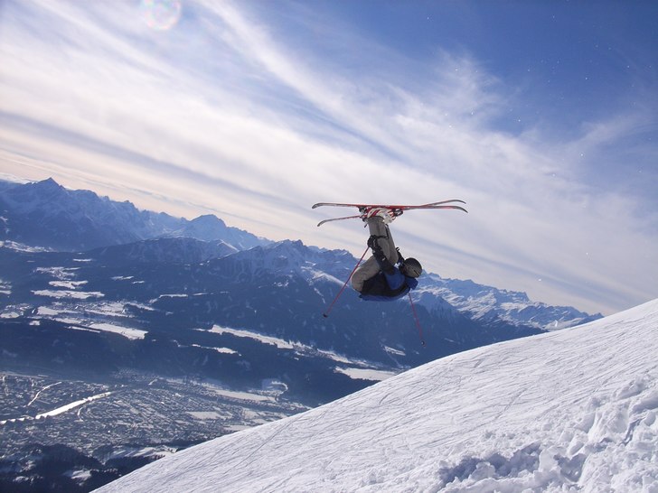 Frontflip på Nordkette, Innsbruck i bakgrunden.. Foto: Björn Carlsen. Åkare: Haldemar.