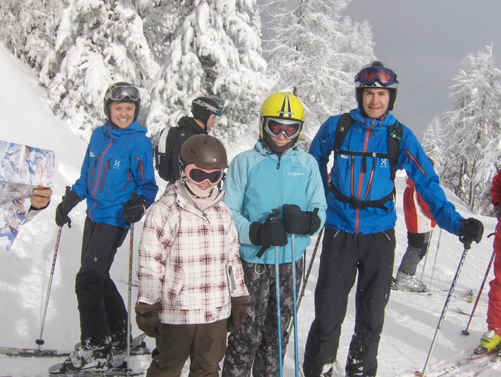 Härligt med sol efter en meter nysnö!!!!!!. Foto: stefan lindstrand. Åkare: Hilda och Gustav+lionguider.