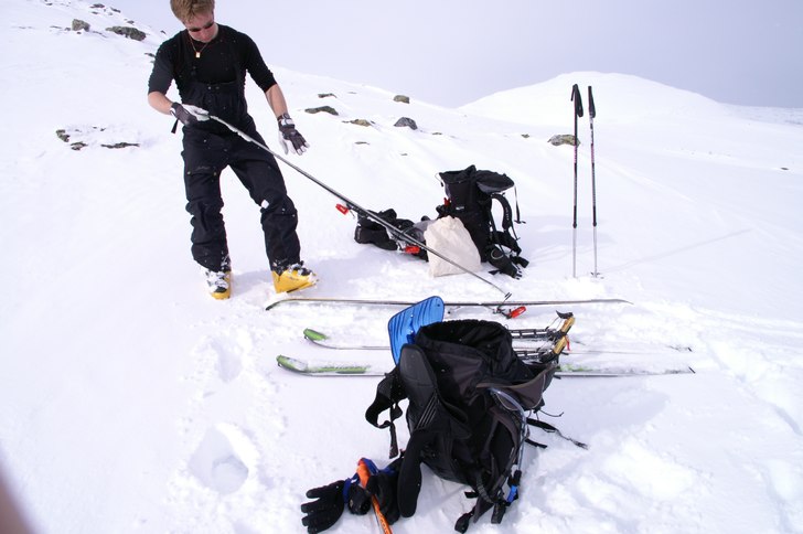 Gustav fixar med turprylarna innan åket ner för . Foto: Johan Edenteg. Åkare: Gustav Grangert.