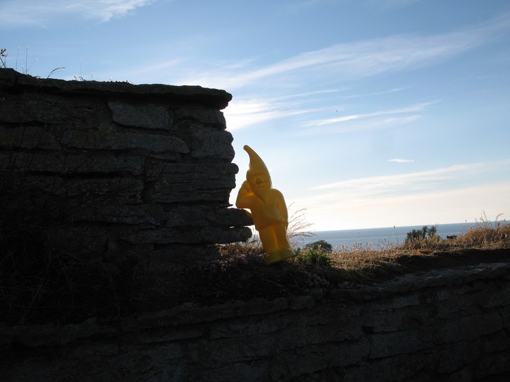 Chill med tomten på en ruin. Foto: Jag. Åkare: tonten.