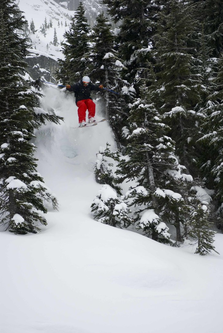 Robin satsar över ett par granar... Foto: Ldwig Andersson. Åkare: Robin Sandberg.