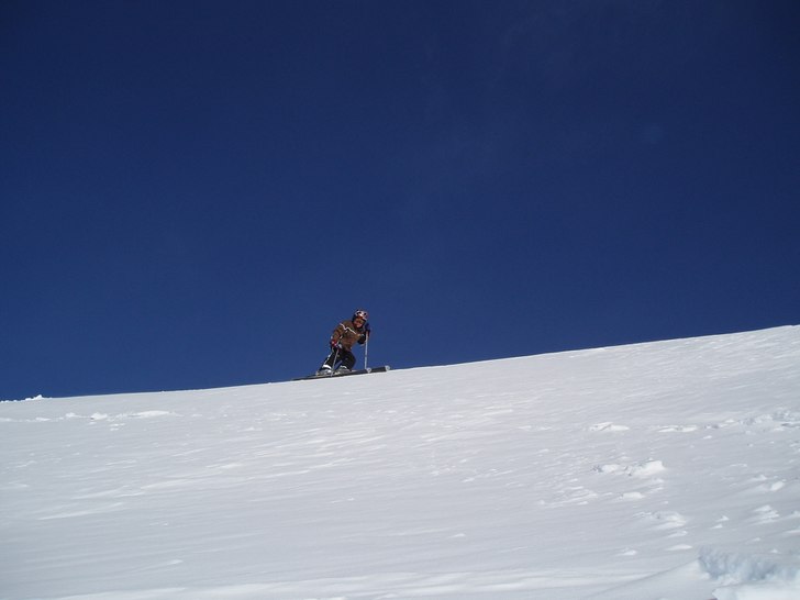 Efter lite skråande kan man hitta lite bra brant�. Foto: Pappa Jokke. Åkare: Alex Eriksson.