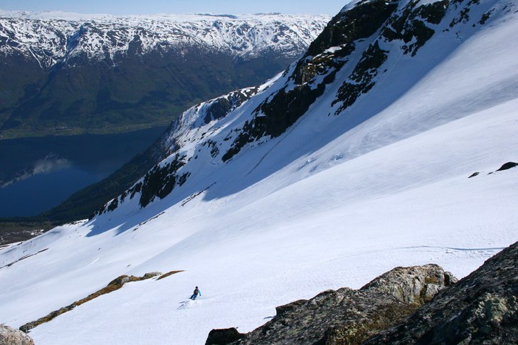 1000 m ned till fjorden öster om sommarskidcentre. Foto: Tobias Öström. Åkare: Simon Börjars.