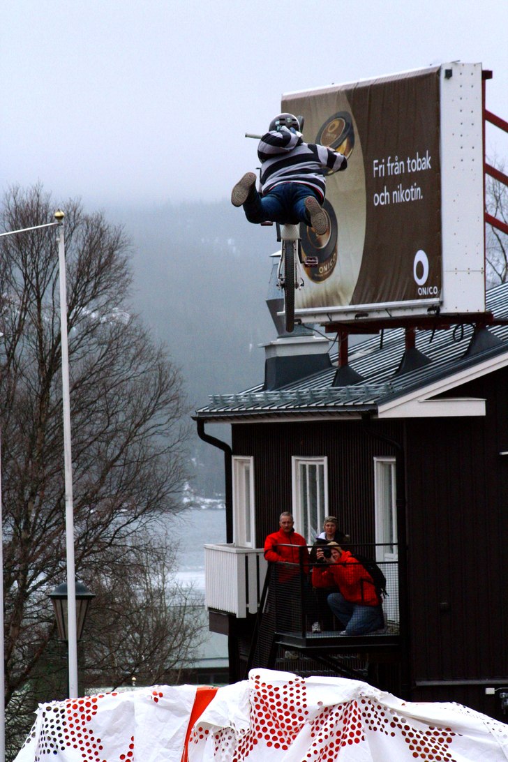 Jimmy lägger en galen SSG högt över Åres Torg . Foto: Benjamin Johansson. Åkare: Jimmy " Slimmy" Fors.
