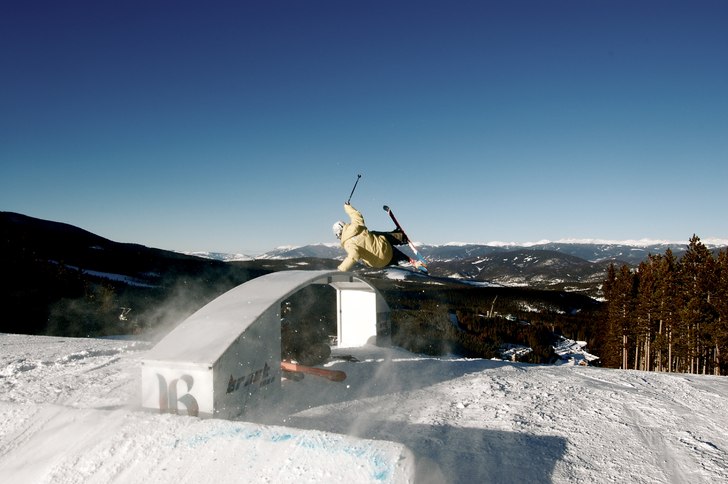Piffen använder handen istället för skidorna p�. Foto: Adam Falk. Åkare: Piffen.