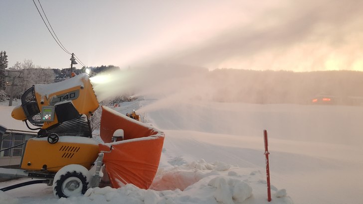 Dundrende snø! 
Det produseres for fullt opp mot .