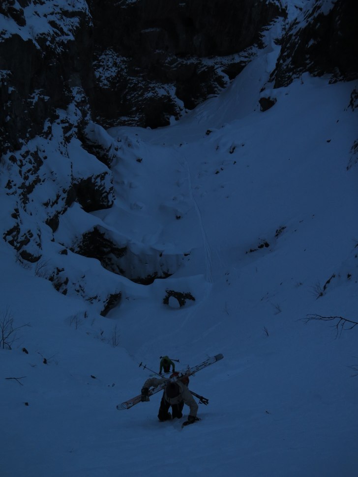 Klättring upp i rännan, längst ner syns stenpor. Foto: tryggve tirén.