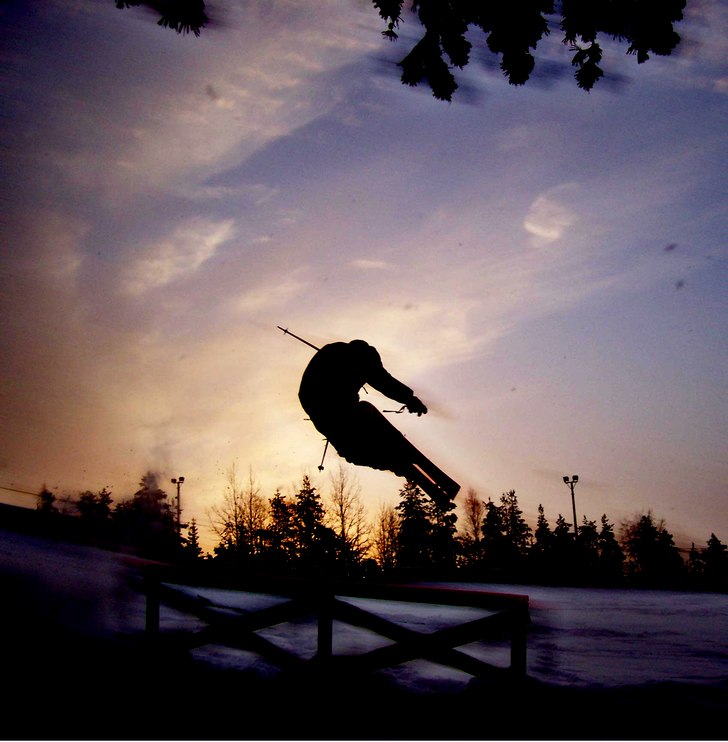 Mattias lägger en 180 över railen.. Foto: Jag. Åkare: Mattias L.