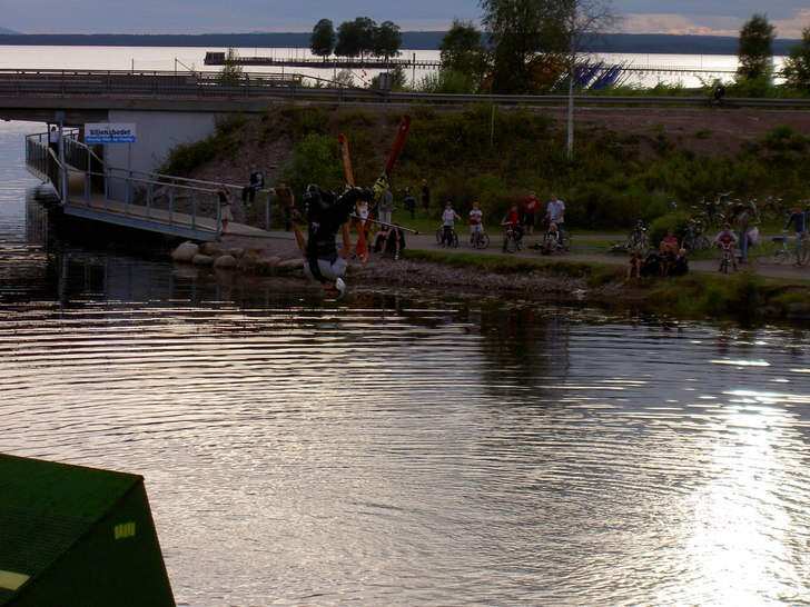 skön sommar dag att åka skidor på... Foto: Johanna Lerjerud. Åkare: Marcus Henningson.