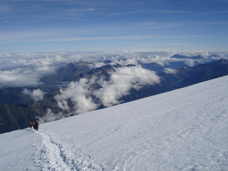 På vägen upp till toppen på Mont Blanc ca 4280m. Foto: Bergsguide - Andreas Bengtsson. Åkare: Richard Liv.